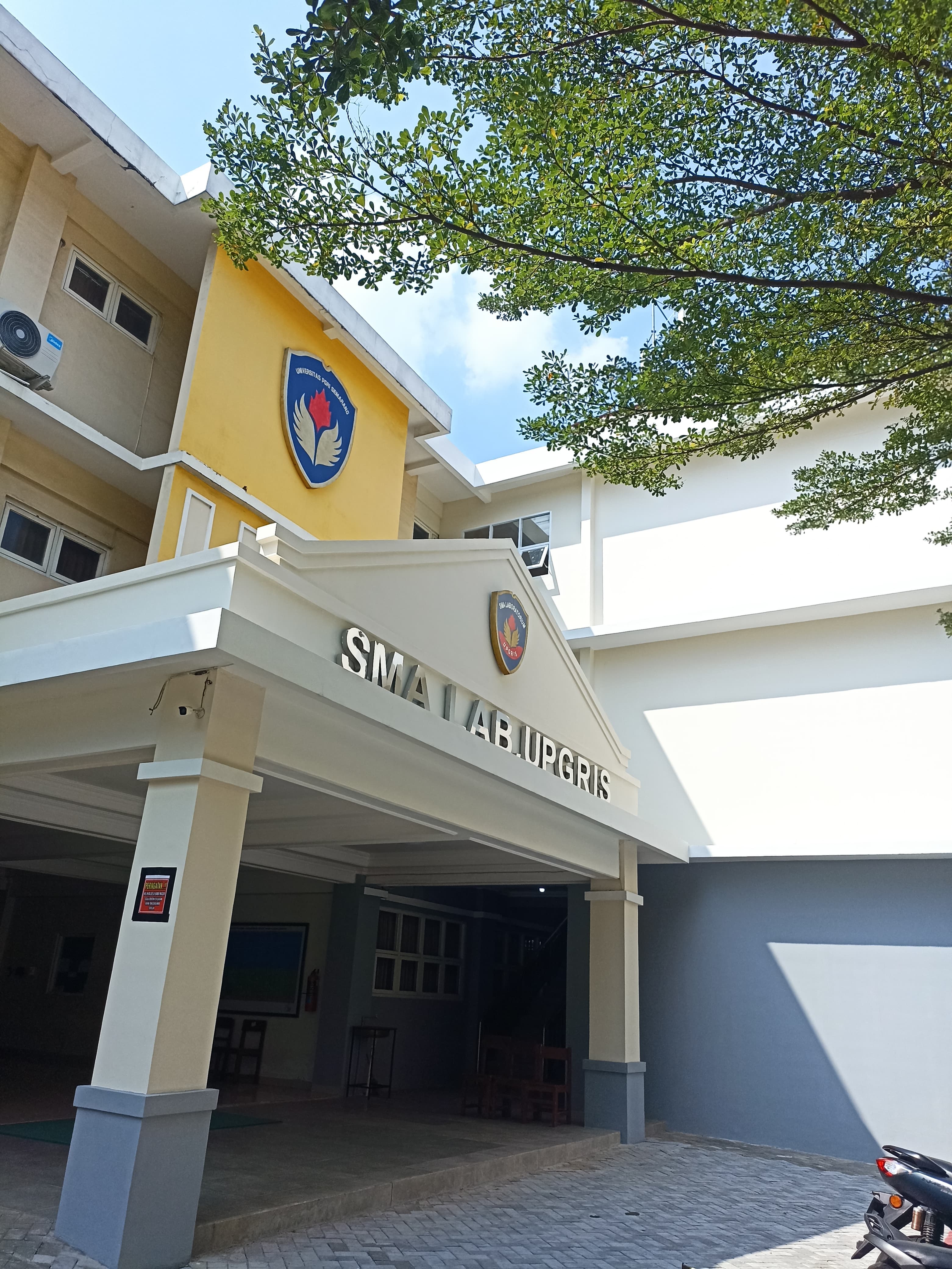 Suasana kampus SMA Laboratorium UPGRIS